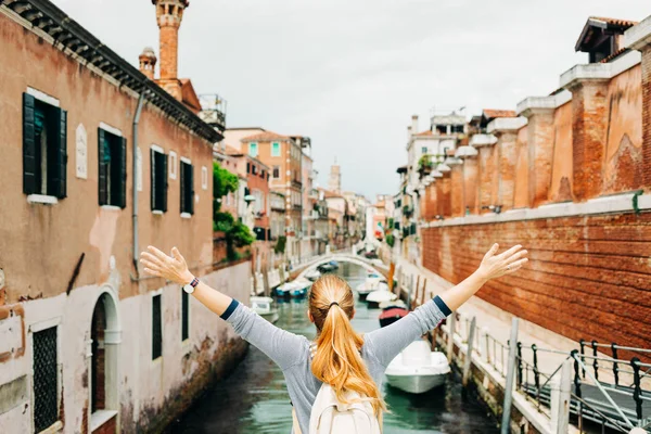 Mujer Joven Disfrutando Vista Del Canal Venecia Italia — Foto de Stock