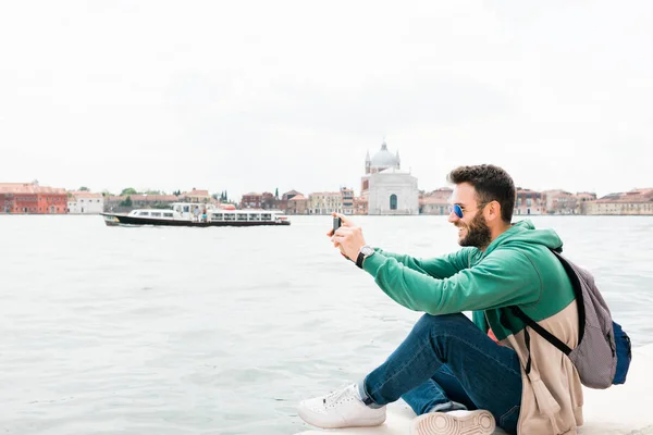 Young Traveler Sitting Waterfront Enjoying View Canal Venice Italy — Stock Photo, Image