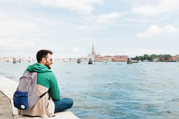 Joven Viajero Sentado Paseo Marítimo Disfrutando Vista Del Canal Venecia — Foto de Stock