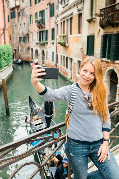 Young Female Traveler Taking Selfie Canal Venice Italy — Stock Photo, Image