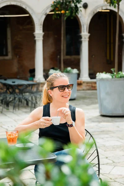 Jovem Loira Tomando Café Expresso Café Livre Itália — Fotografia de Stock