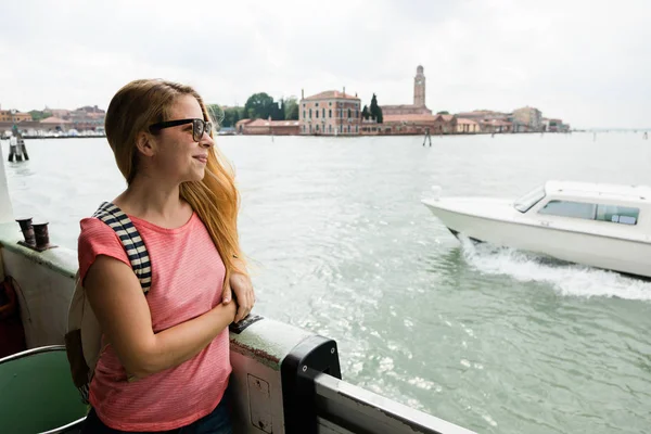 Young Female Traveler Tour Boat Venice Italy — Stock Photo, Image