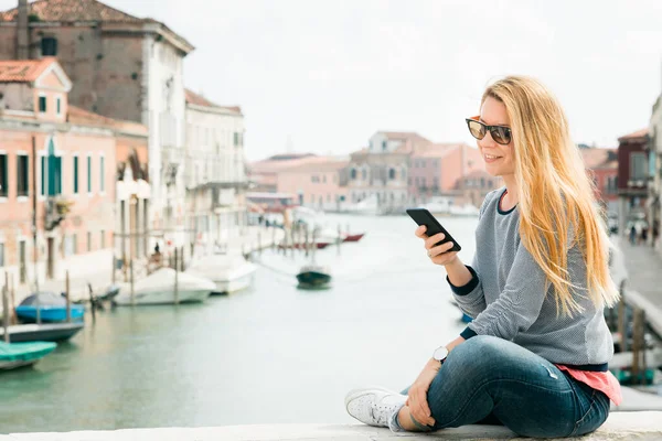 Young Female Traveler Using Smartphone Bridge Murano Island Venice Italy — Stock Photo, Image