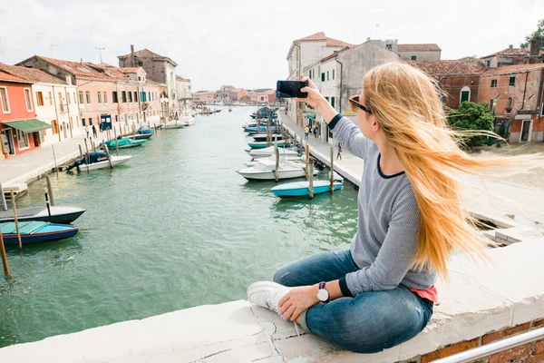 Mujer Joven Tomando Teléfono Puente Murano Venecia Italia — Foto de Stock