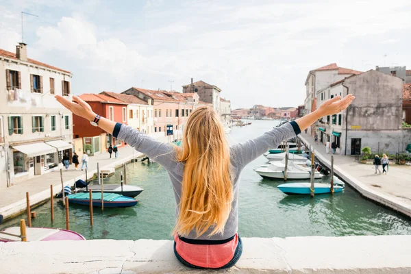 Mujer Joven Disfrutando Vista Del Canal Murano Venecia Italia — Foto de Stock