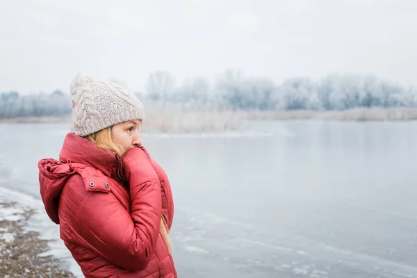 Young Woman Standing Frozen Lake Winter Morning — Stock Photo, Image