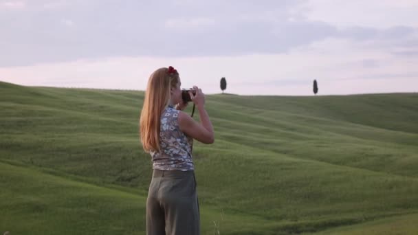 Young Female Traveler Taking Photo Beautiful Tuscany Landscape Sunset — Stock video