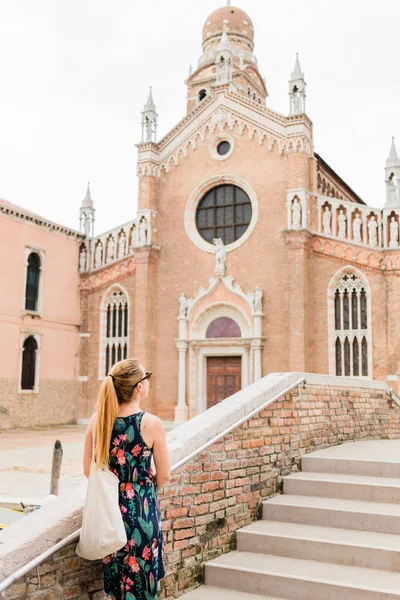 Young Female Traveler Looking Church Venice Italy — Stock Photo, Image