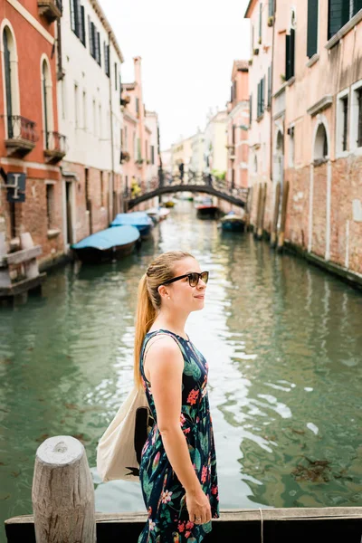 Young Female Traveler Enjoying Venice Italy — Stock Photo, Image