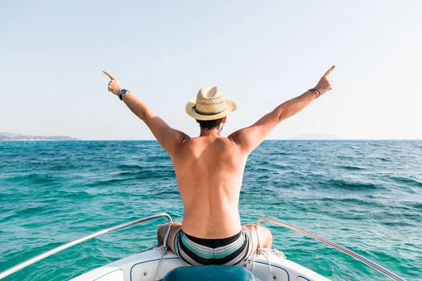 船の船首にいる若い男が海の景色を楽しむ — ストック写真