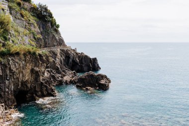 Deniz kenarındaki uçurumun güzel manzarası