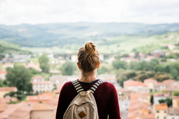 Young Female Traveler Enjoying View Old Town Tuscany Italy — Stock Photo, Image
