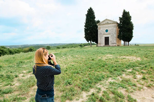 Young Female Traveler Taking Photo Famous Church Fields Tuscany Italy — Stock Photo, Image