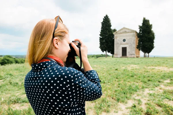 Ung Kvinnlig Resenär Tar Ett Foto Berömd Kyrka Fält Toscana — Stockfoto