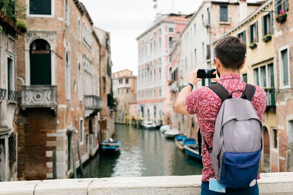 Młody Podróżnik Robi Zdjęcie Swoim Smartfonem Kanału Wenecji Włochy — Zdjęcie stockowe