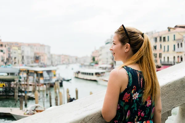 Young Female Traveler Venice Italy Enjoying View Grand Canal — Stock Photo, Image