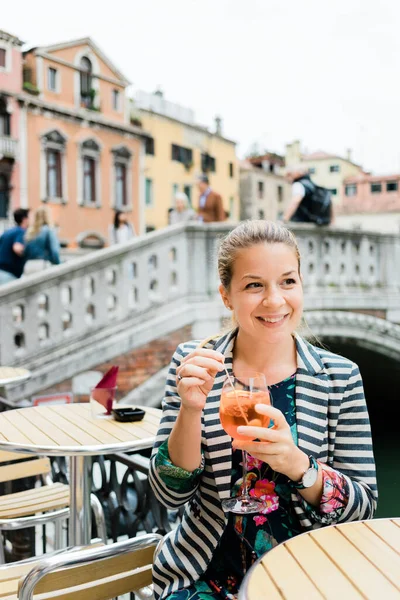Young Female Traveler Enjoying Glass Spritz Outdoor Cafe Venice Italy — Stock Photo, Image