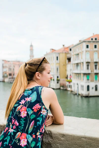 Young Female Traveler Venice Italy Enjoying View Grand Canal — Stock Photo, Image