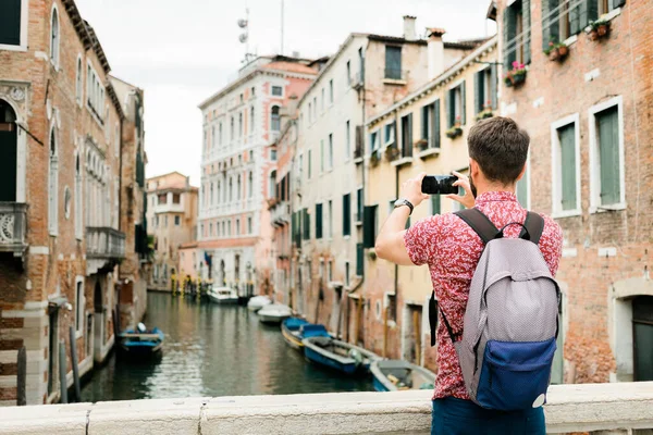 Joven Viajero Tomando Una Foto Con Smartphone Canal Venecia Italia — Foto de Stock