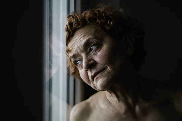 Starší Žena Okna Přemýšlí Životě — Stock fotografie