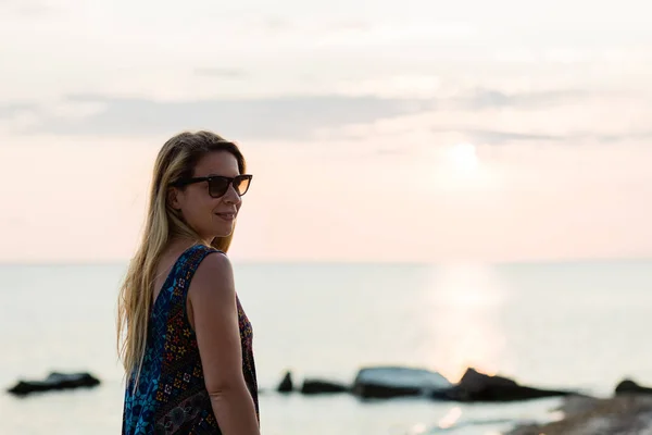 Jovem Mulher Desfrutando Pôr Sol Praia — Fotografia de Stock