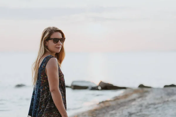 Młoda Kobieta Ciesząca Się Zachodem Słońca Plaży — Zdjęcie stockowe