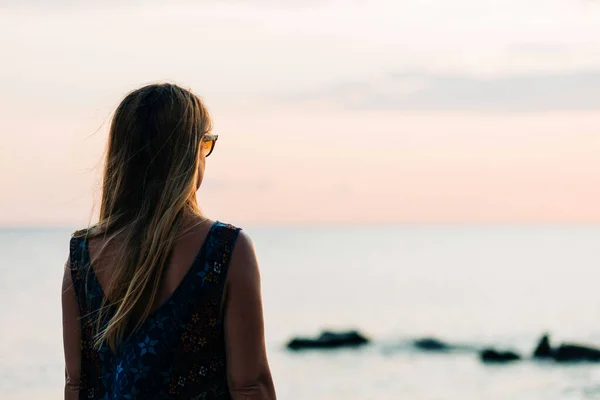 Νεαρή Γυναίκα Απολαμβάνει Ηλιοβασίλεμα Στην Παραλία — Φωτογραφία Αρχείου