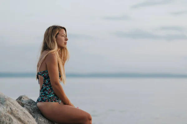 Young Woman Enjoying Sunset Beach — Stock Photo, Image