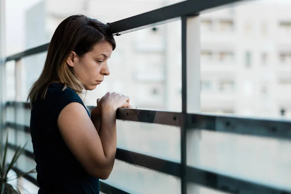 Giovane Donna Triste Che Guarda Fuori Attraverso Balcone Condominio — Foto Stock