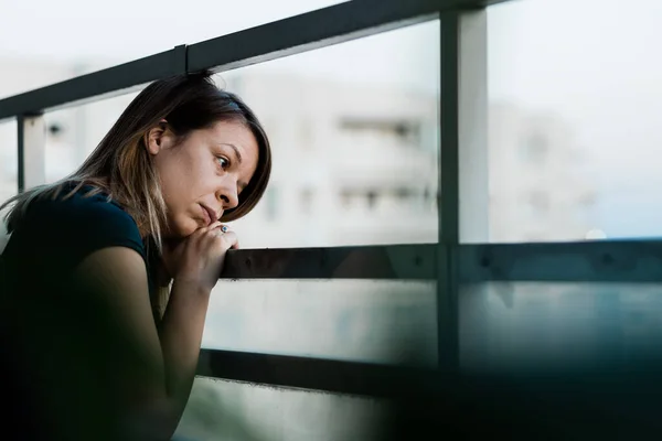 Giovane Donna Triste Che Guarda Fuori Attraverso Balcone Condominio — Foto Stock