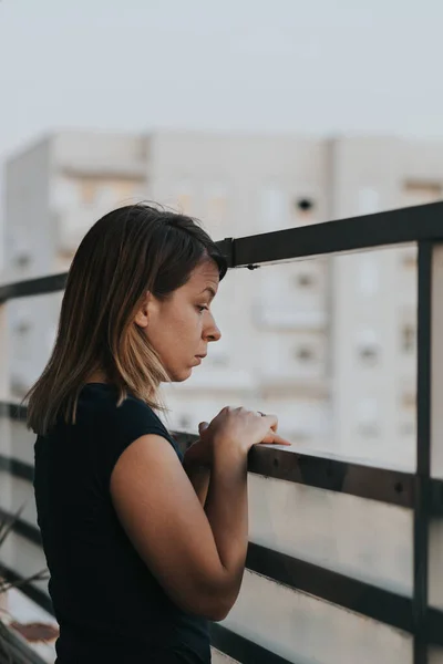 Jovem Mulher Triste Olhando Para Fora Através Varanda Prédio Apartamentos — Fotografia de Stock