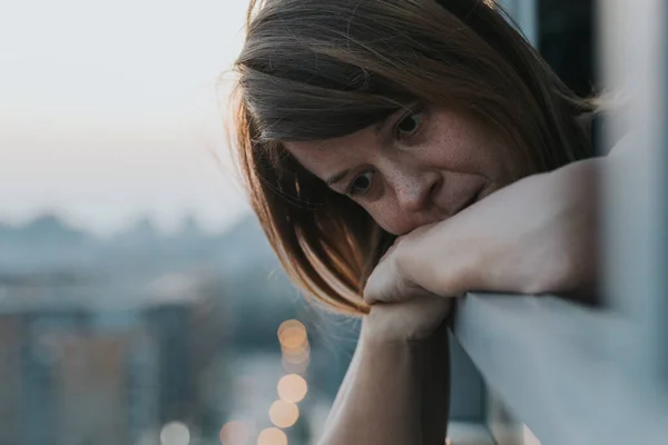 Joven Mujer Triste Mirando Hacia Fuera Través Del Balcón Edificio —  Fotos de Stock