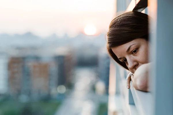 Jeune Femme Triste Regardant Dehors Par Balcon Immeuble Appartements — Photo