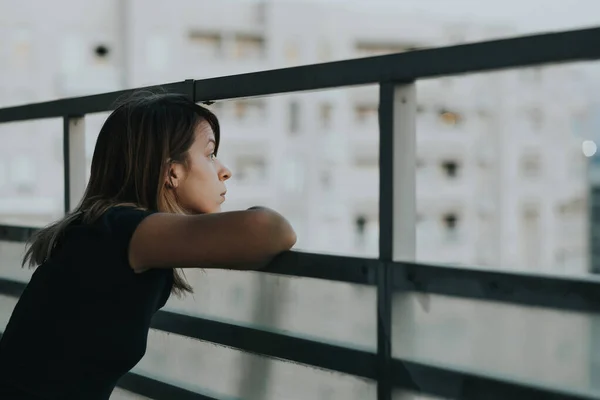 Jovem Mulher Triste Olhando Para Fora Através Varanda Prédio Apartamentos — Fotografia de Stock