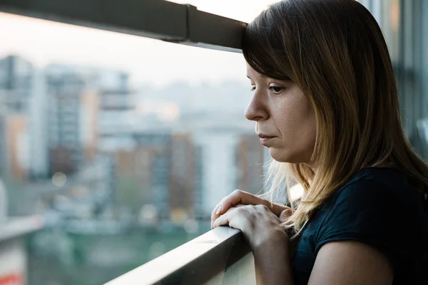 Joven Mujer Triste Mirando Hacia Fuera Través Del Balcón Edificio —  Fotos de Stock