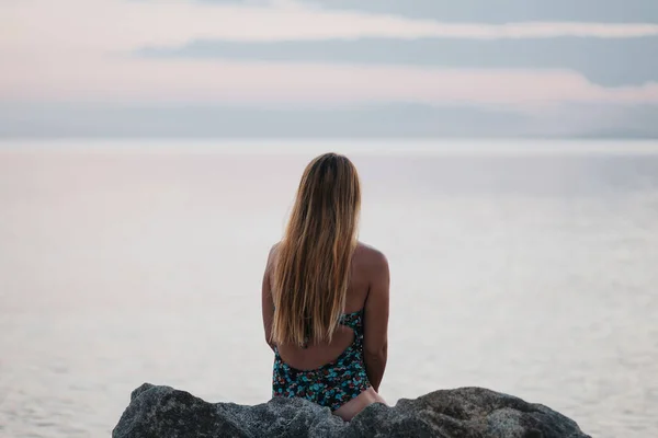 Young Woman Enjoying Sunset Beach — Stock Photo, Image