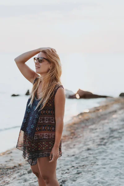 Mladá Šťastná Žena Pláži Při Západu Slunce — Stock fotografie