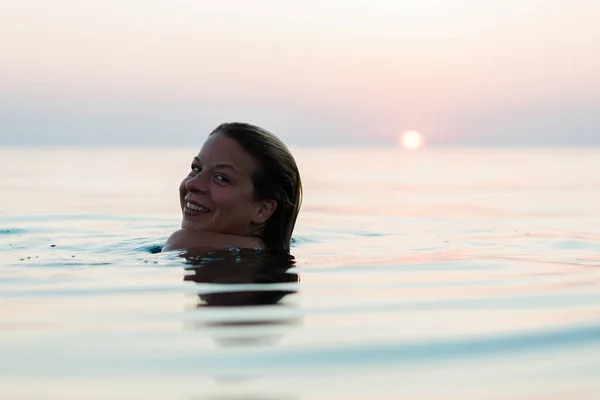 Junge Frau Schwimmt Bei Sonnenuntergang Meer — Stockfoto