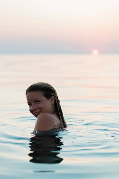 Jeune Femme Nageant Dans Mer Coucher Soleil — Photo