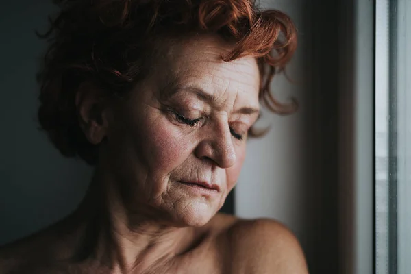 Starší Žena Okna Přemýšlí Životě — Stock fotografie