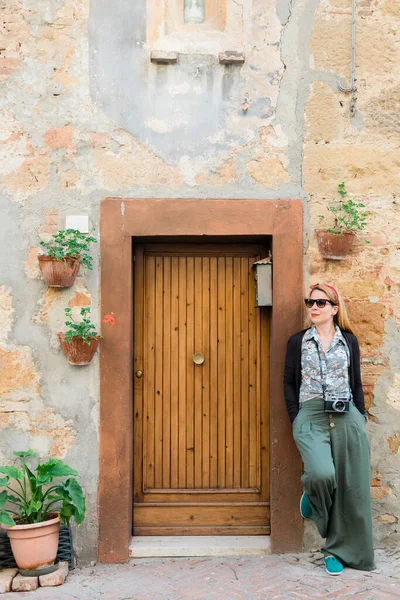 Jovem Viajante Feminina Uma Cidade Velha Toscana Itália — Fotografia de Stock