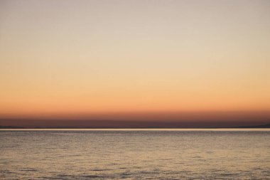 Deniz ufkunda güzel turuncu gün batımı