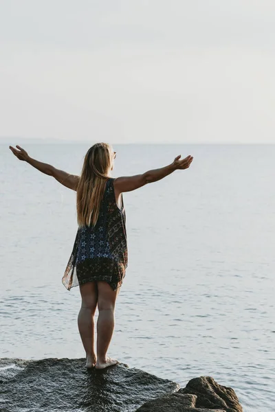 Νεαρή Γυναίκα Απολαμβάνει Ηλιοβασίλεμα Δίπλα Στη Θάλασσα — Φωτογραφία Αρχείου