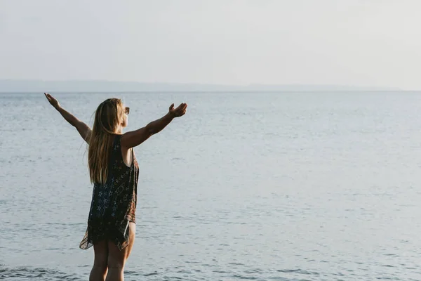 Young Woman Enjoying Sunset Sea — Stock Photo, Image