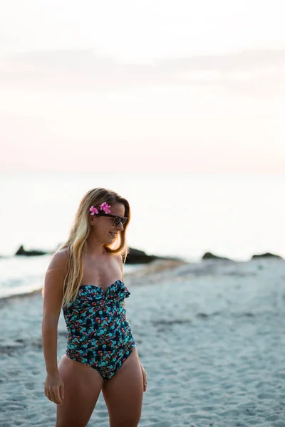 Jeune Femme Profitant Coucher Soleil Sur Plage — Photo