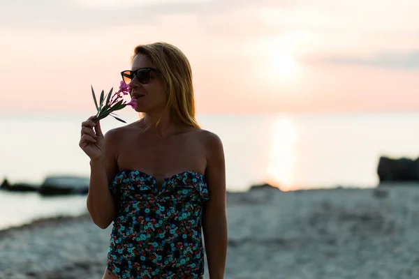 Young Woman Enjoying Sunset Beach — Stock Photo, Image