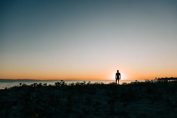 Silueta Hombre Disfrutando Puesta Sol Playa — Foto de Stock