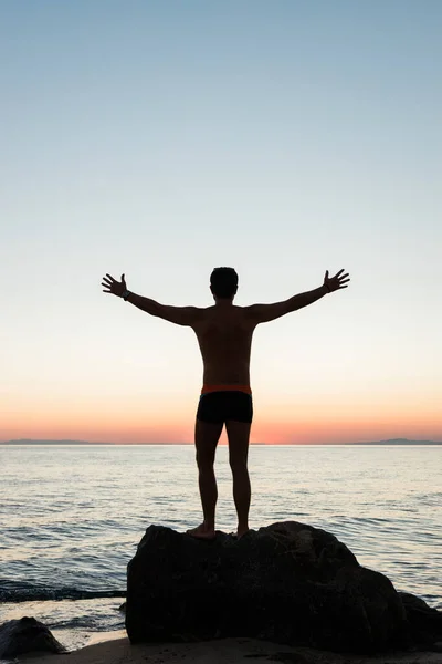 Silueta Hombre Disfrutando Puesta Sol Playa — Foto de Stock