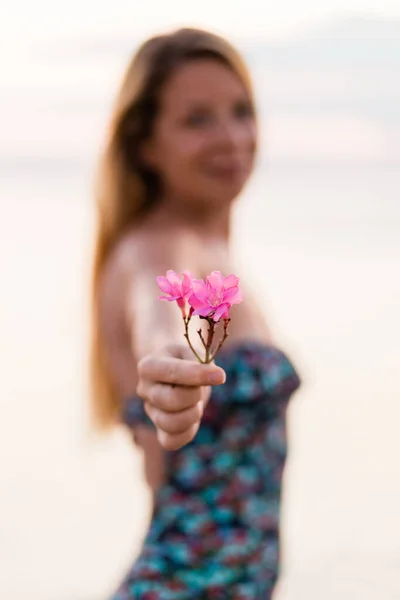 Young Woman Holding Tropical Flower Beach Sunset — Stock Photo, Image
