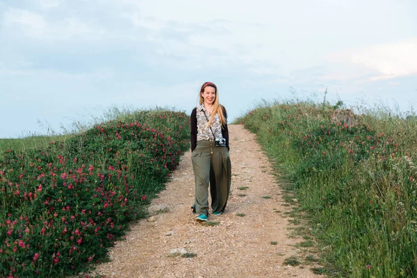 Young Female Adventurer Walking Fields Tuscany Italy — Stock Photo, Image